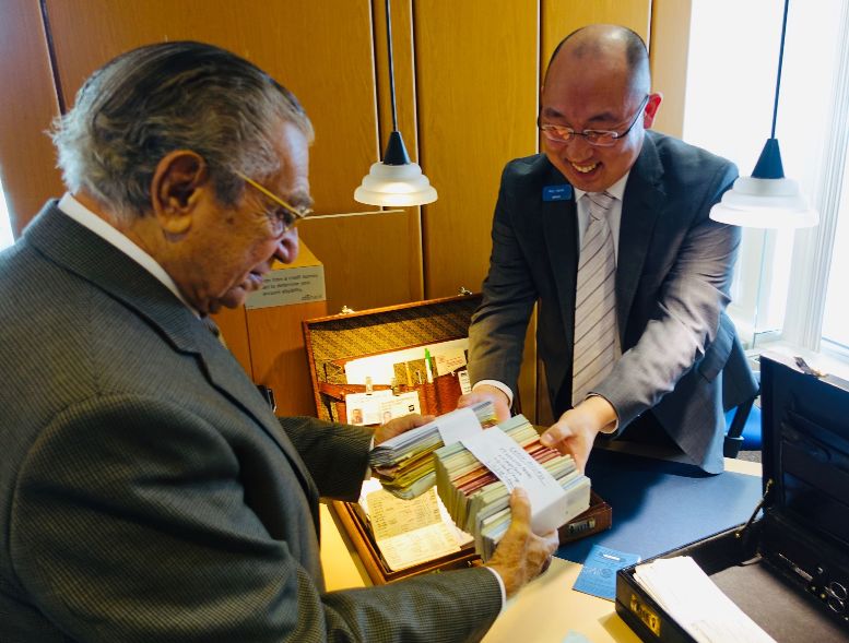 Dr. Chrys Chryssanthou presents Citibank memorabilia to his Citigold personal banker.